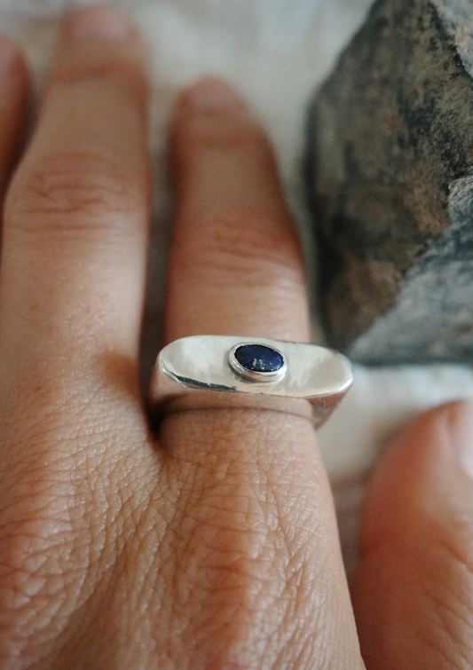 Lapis atop elongated oval signet